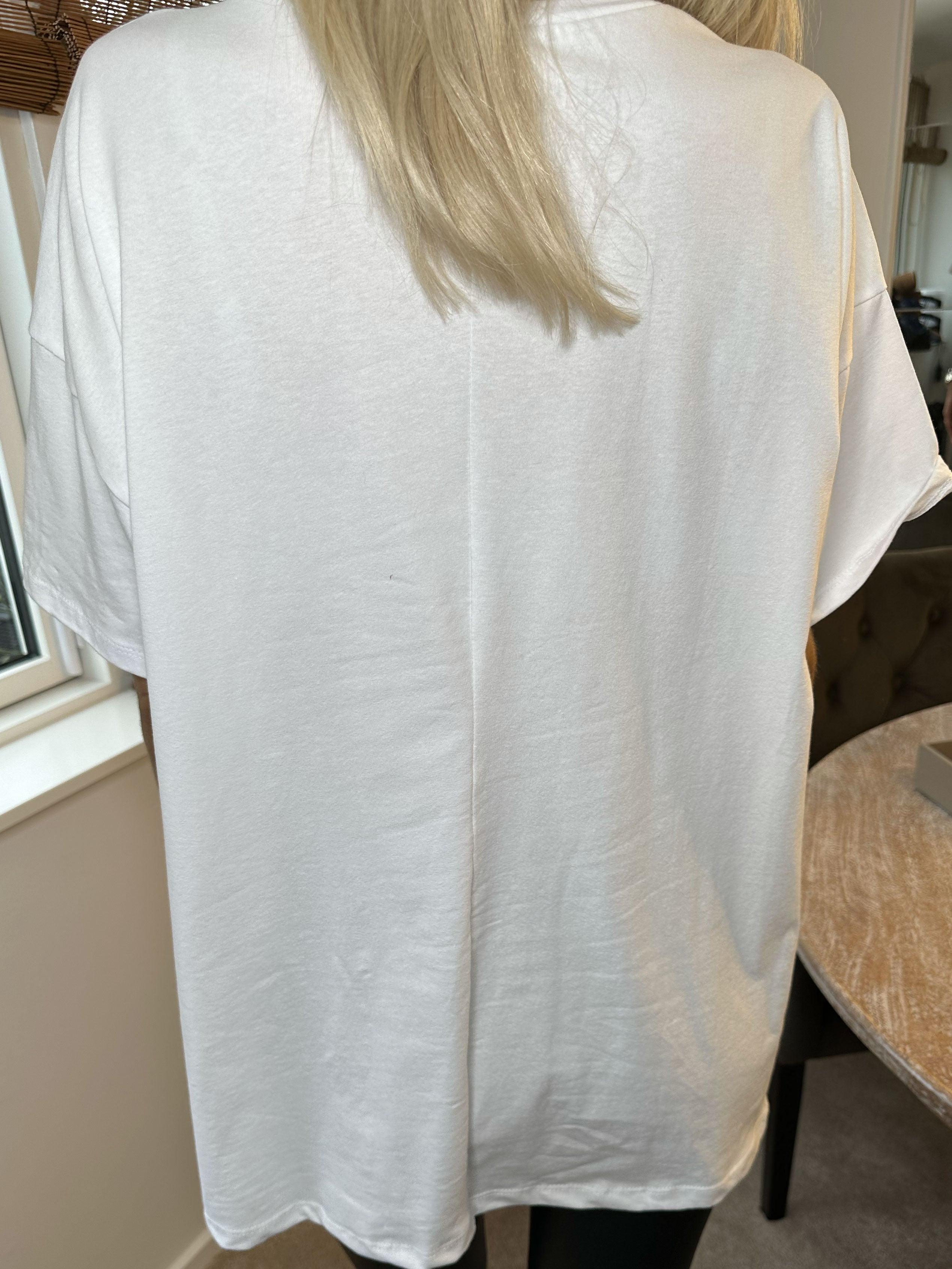 Sofia - Simpel t-shirt med skrift på brystet